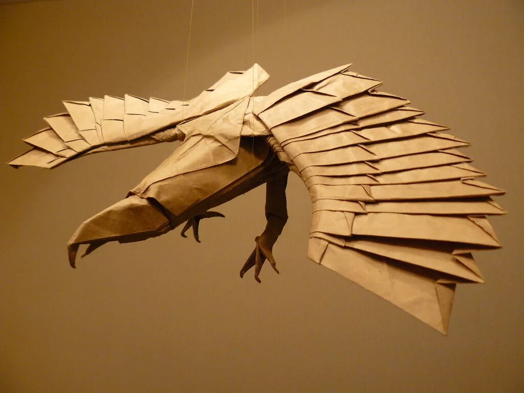 Покажи дракона из бумаги. Origami Eagle Nguyen hung cuong. Бумажные драконы на руку. Дракон из бумаги. Доракон из Бумагина руку.