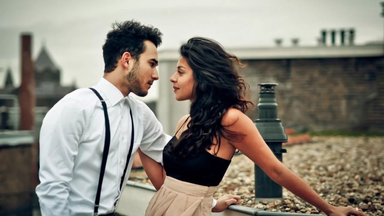 Между девочками. Красивые мужчина и женщина. Беседа юноши и девушки. Красивые парочки. Разговор между мужчиной и женщиной.