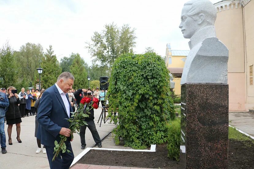 Александров открытие памятника. Памятники в Базарном Карабулаке Саратовской. Открыт памятник. Памятник Михаилу Ульянову. Фигуры памятников.