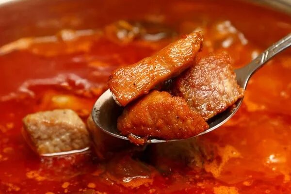 Мясной гуляш с подливкой. Гуляш со свинины с томатной пастой. Гуляш со свинины с томатной пастой. Гуляш из свинины с подливкой. Гуляш из свинины с томатной подливкой.