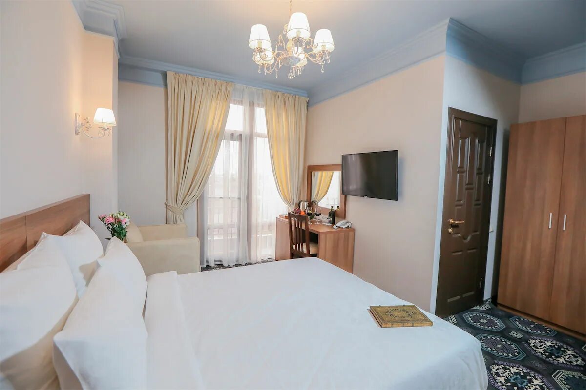 Garuda boutique hotel сухум. Гаруда бутик отель Абхазия. Гаруда отель Абхазия Сухум. Garuda Boutique Hotel Абхазия фото. Garuda Boutique Hotel ул Бубновой 33 Сухум пляж.