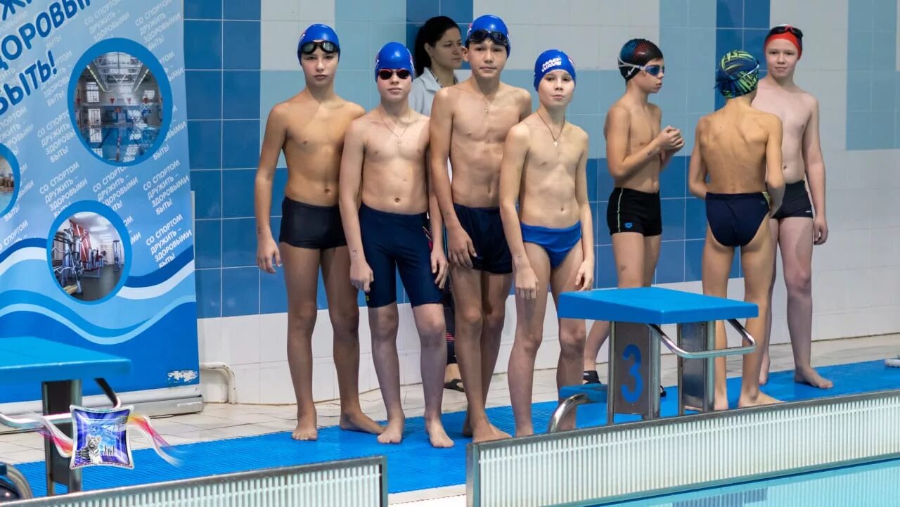 дети в бассейне. детские соревнования по плав. плавание мальчики. школьники пловцы. мальчик плавает в бассейне.