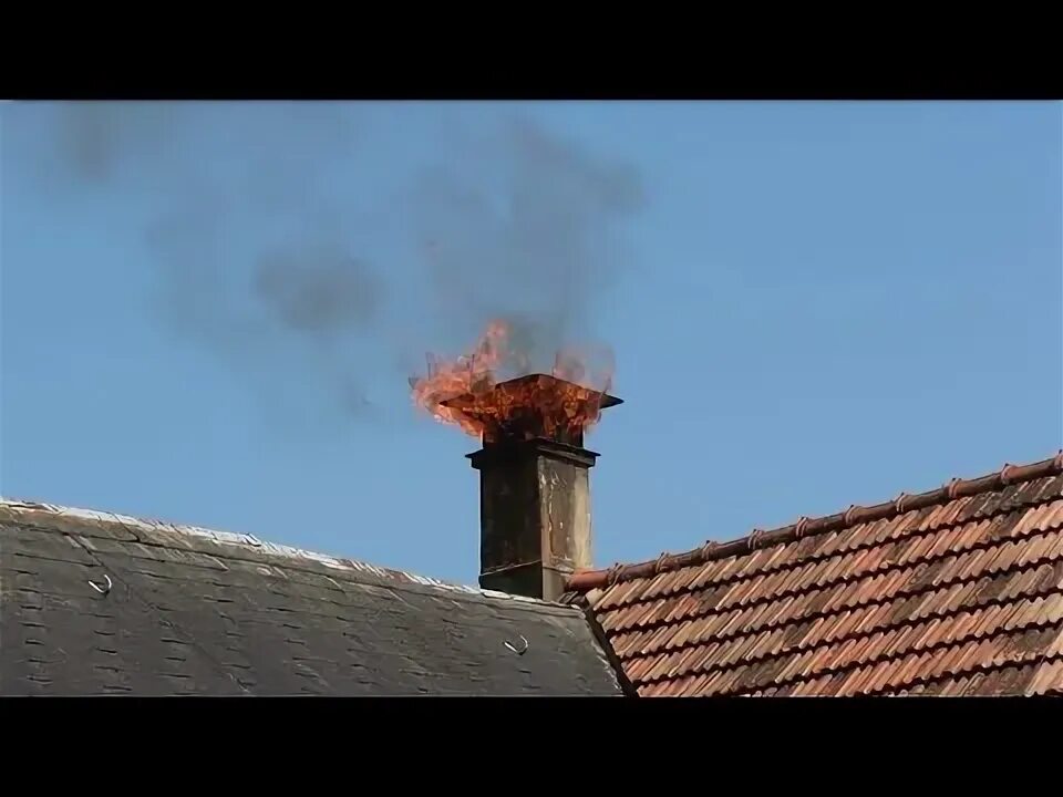 Забитый дымоход. Загорелась сажа в дымоходе. Горит дымоход. Горит дымоход. Дымоход в саже.