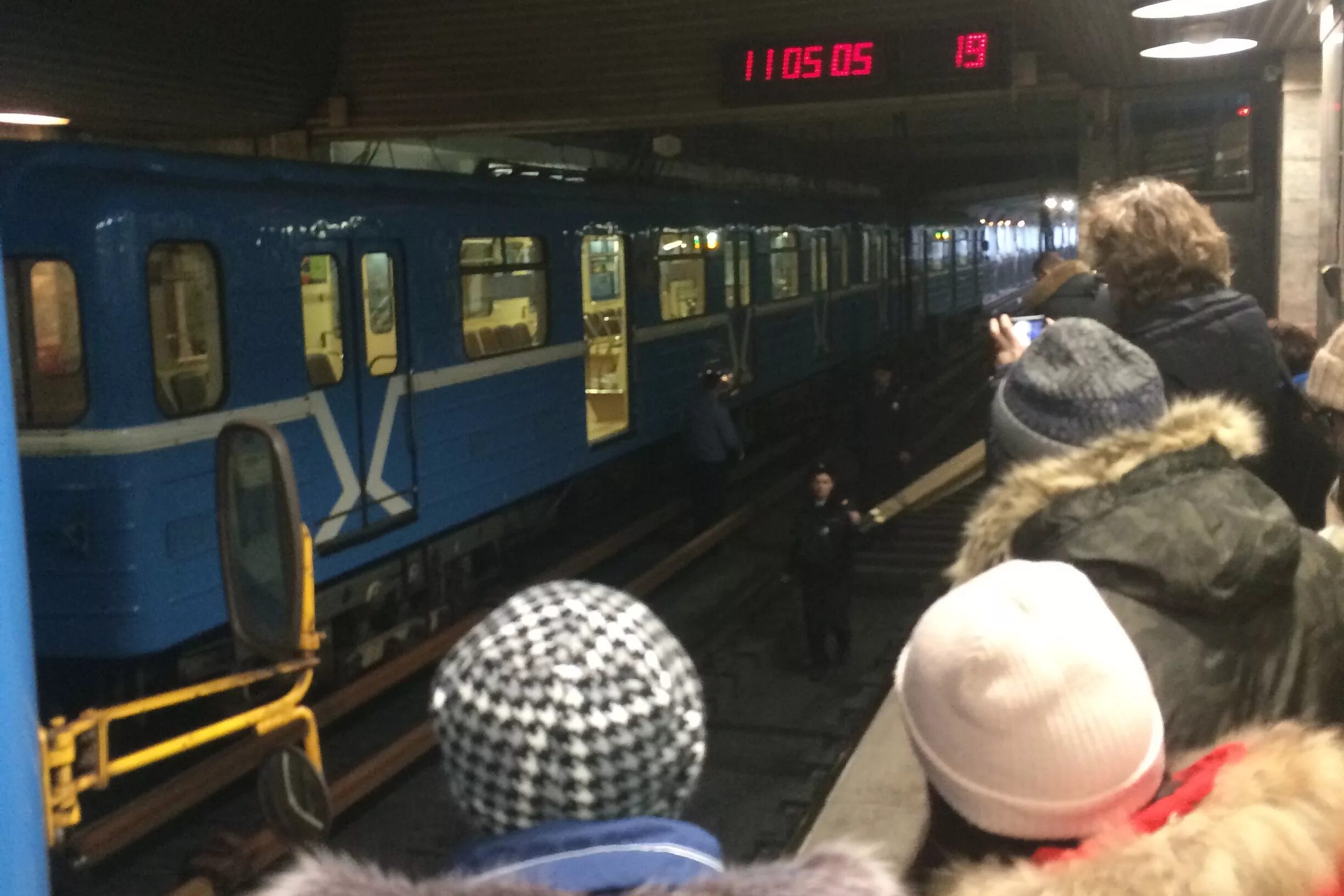 Переехало метро. Метро Речной вокзал Новосибирск. Станция Речной вокзал Новосибирск электричка. Метро Новосибирск упал на рельсы.