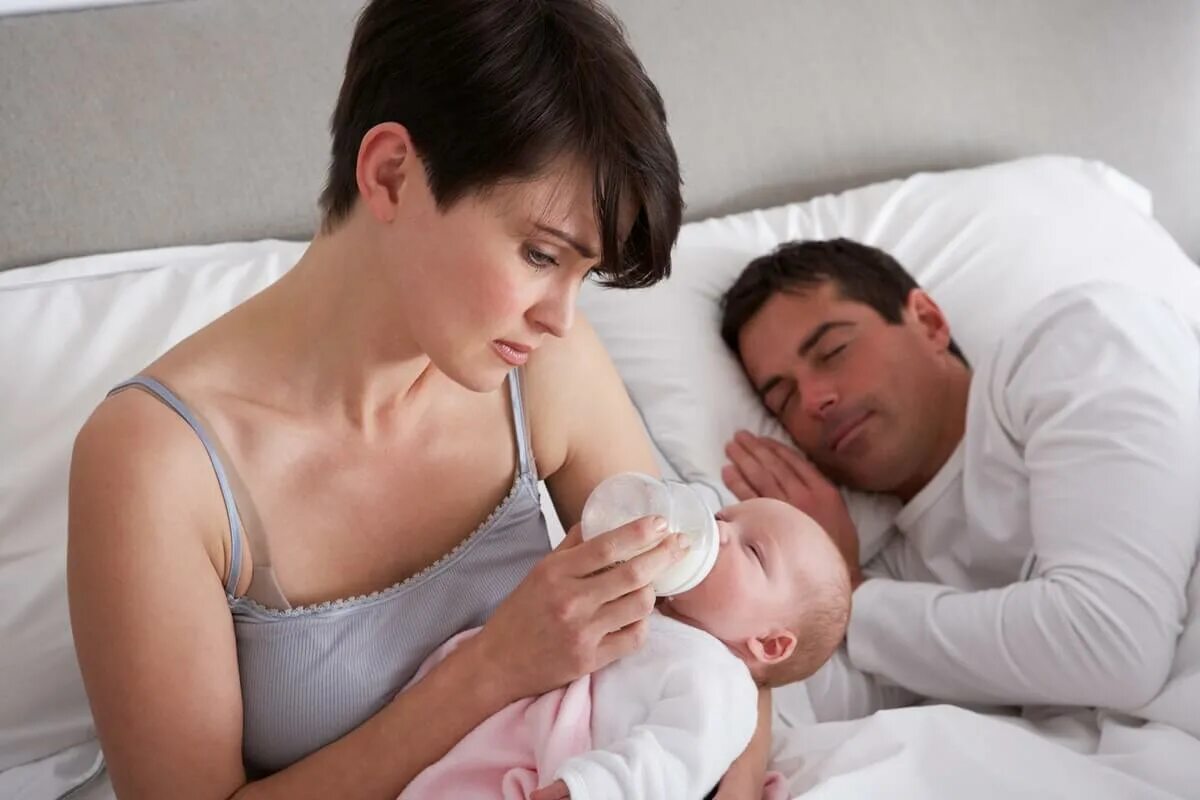 Отношения после рождения. Муж жена и новорожденный. Женщина с младенцем и мужем. Мужчины женщины и дети. Новорожденный и родители.