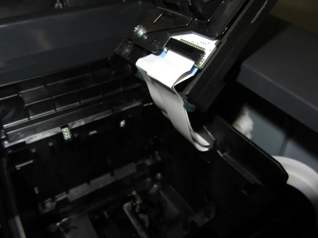 Как почистить печатающую головку epson. Шлейф головки эпсон т50. печатающая головка принтера эпсон р 50. epson t50 головка очистки. фиксатор каретки epson t50.