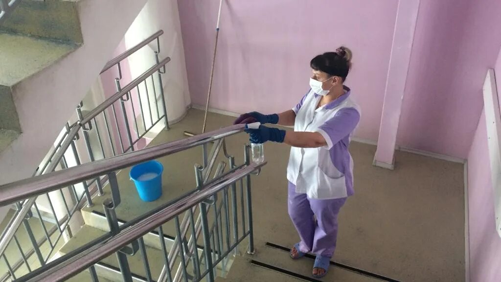 Уборщица спасла жизнь. Уборка в колледже. уборщица дезинфекция. уборщица дезинфекция школы. колледж уборщиков.