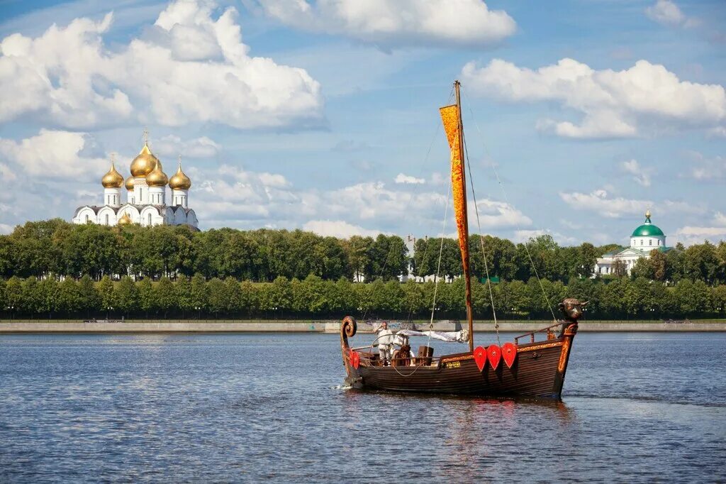 Ярославль экскурсионный. Река Волга Ярославль. Ярославль корабль Волга Которосль. Берег Волги Ярославль. Прогулка по реке Волга в Ярославле.