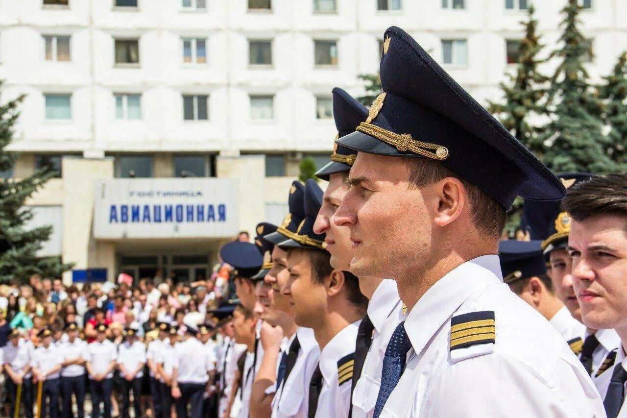 Гражданской авиации отзывы. УИ га Ульяновский институт гражданской авиации. Ульяновск летное училище гражданской. Ульяновск авиационное училище гражданской авиации. Университет гражданской авиации Ульяновск пилоты.