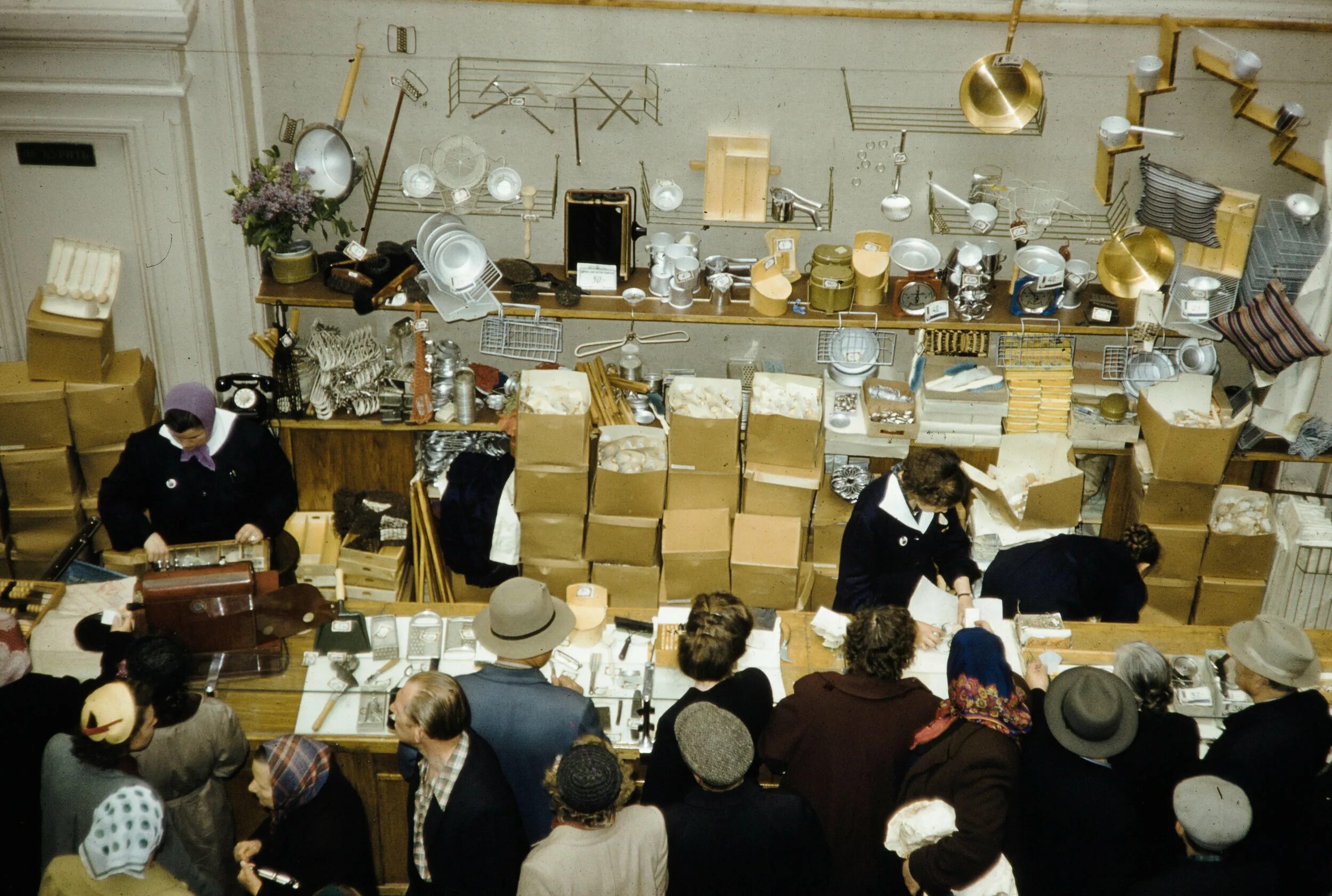 Детский мир на лубянке ссср. Детский мир лубянка 1957. Центральный детский мир 1957. Елисеевский магазин ленинград ссср. Магазины москвы в советское время.