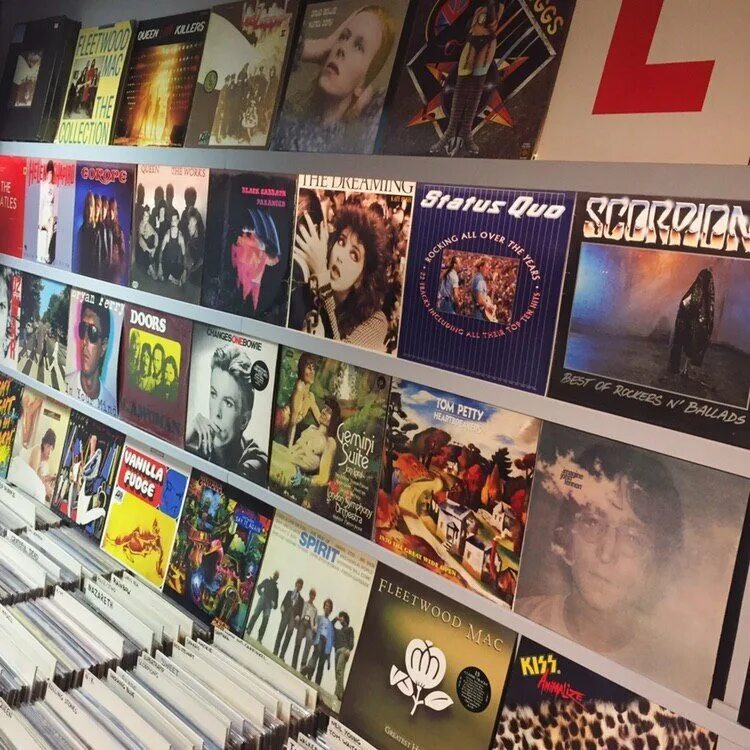 виниловые пластинки кемерово. магазин виниловых пластинок в спб. магазин музыкальных пластинок. виниловый диск. часы из пластинок виктор цой кино.