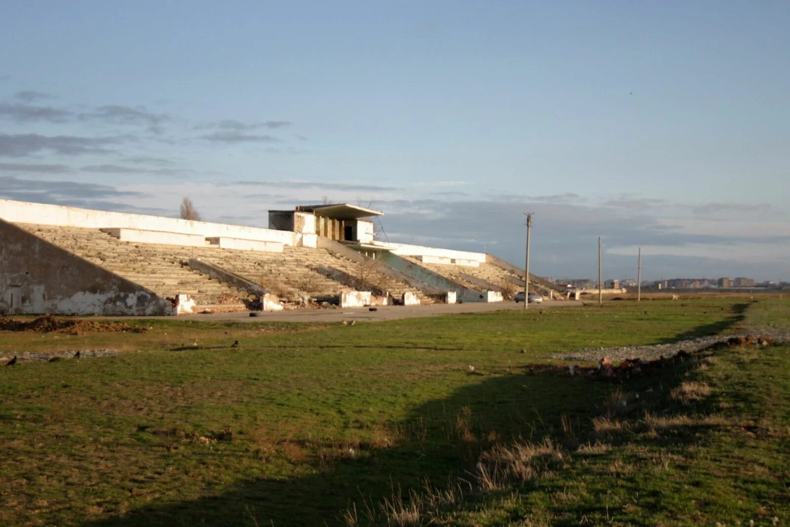 Ипподром махачкала. Ньюмаркет ипподром. Скачки на ипподроме в москве. Ипподром самара 2023. Воробьёв холм ипподром.