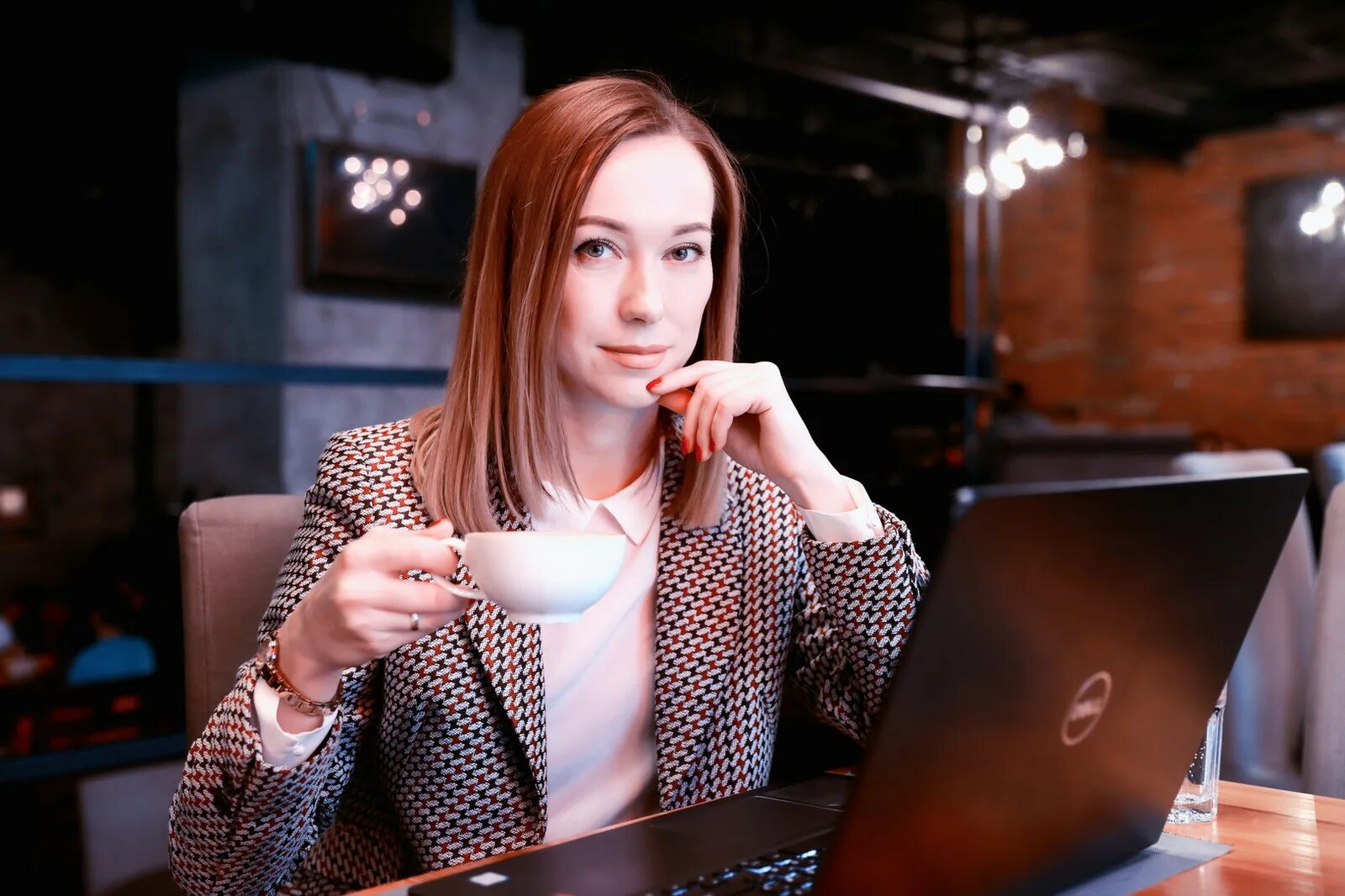 Красивые девушки на телефон. Приложение которое показывает девушек рядом. Девушка с телефоном. Девушки москвы. Незамужние девушки.