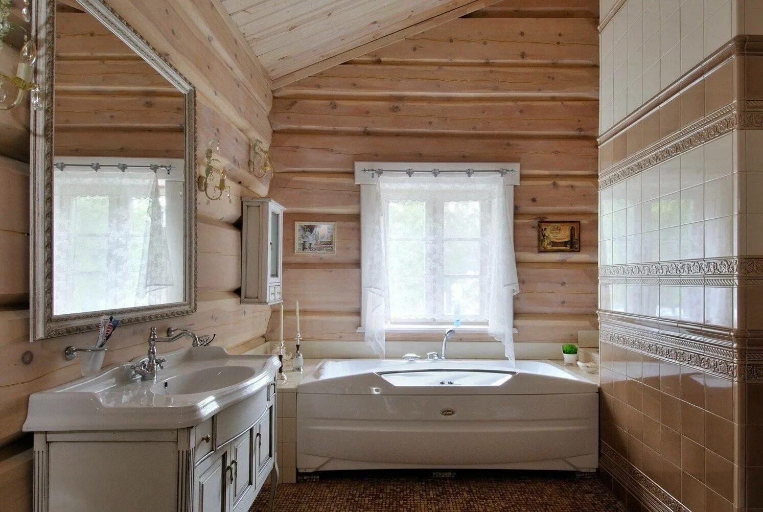 Отделка деревянной комнаты. Ванная в деревянном доме. Санузел в деревянном доме. Санузел в доме из бруса. Ванная комната в деревянном доме.