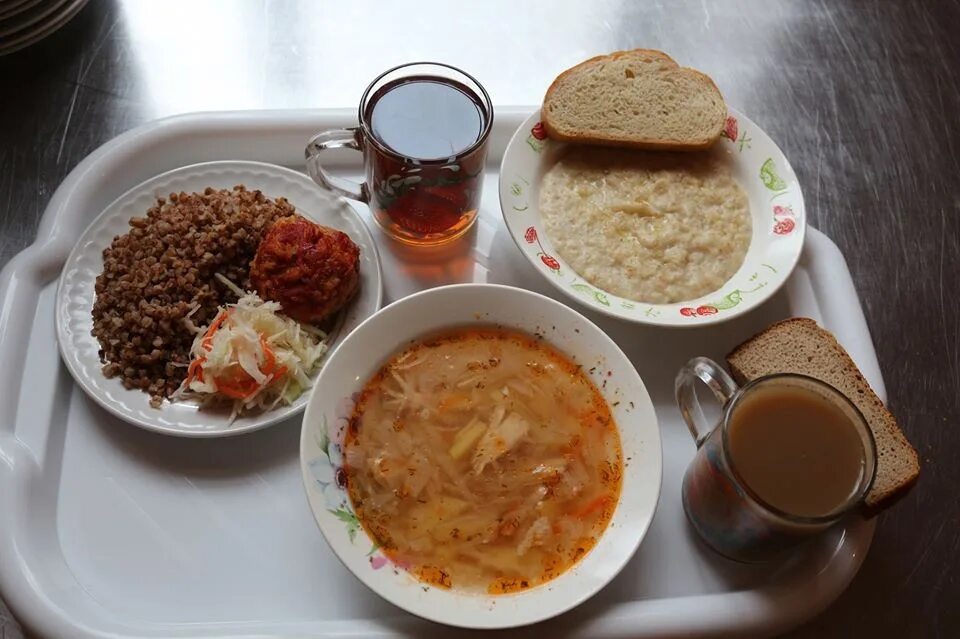 Обед в 1 классе. Школьная еда. Школьная еда в России. Школьный обед. Школьный завтрак в России.