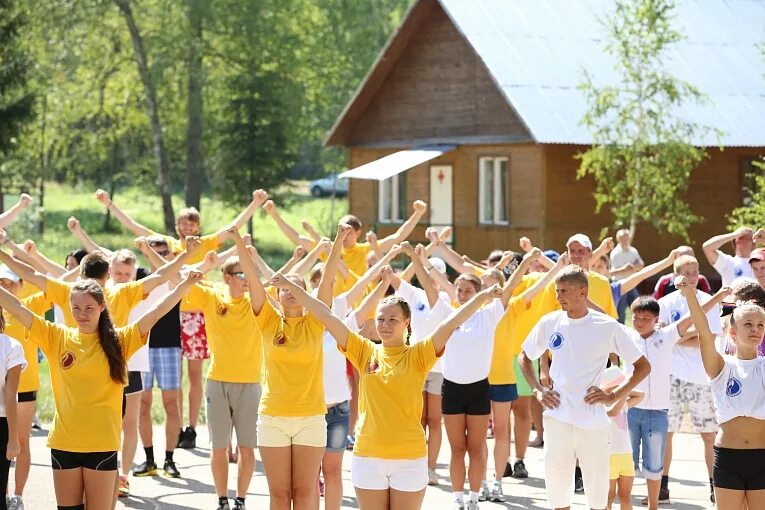 Student camp. Лагерь Губкинец. Спортивный лагерь. Спортивно-оздоровительный лагерь. Летний лагерь.