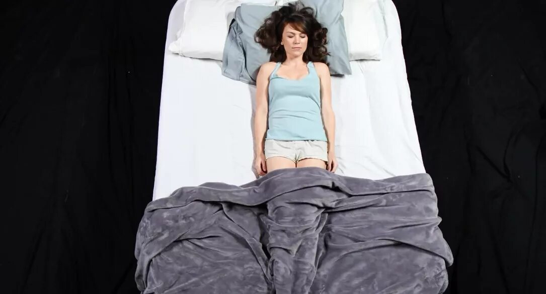 Игрушечный солдатик лежит. Поза солдатик. Фигурка лежачий солдатик. Поза солдатика во сне. Лежать солдатиком.