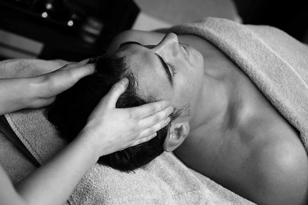 Массаж головы. Массаж головы мужчине. Гладить волосы. Массаж лица мужчине. Массаж на выезде для мужчин