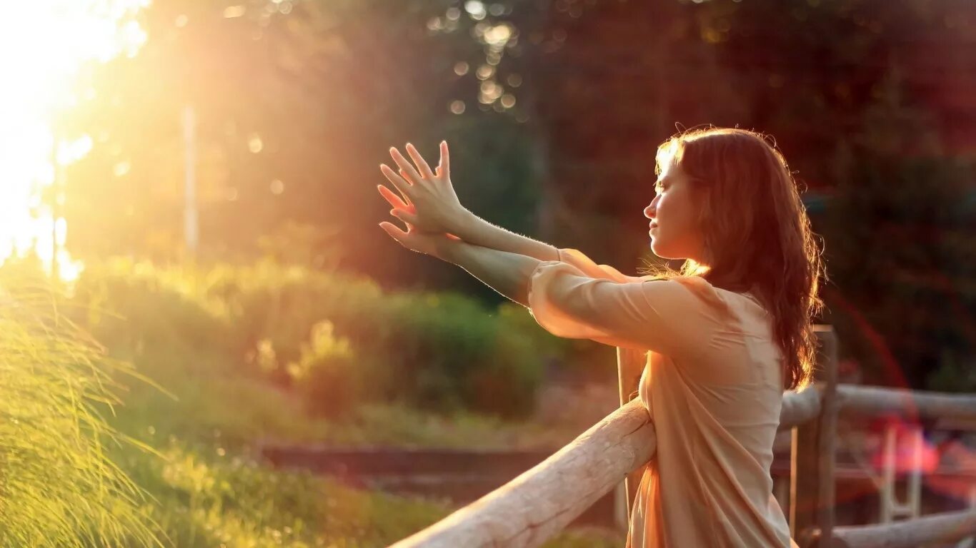 Раскрыть спокойный. Счастливая женщина. Спокойный уравновешенный человек. Спокойный человек фото. Расслабленный спокойный человек.