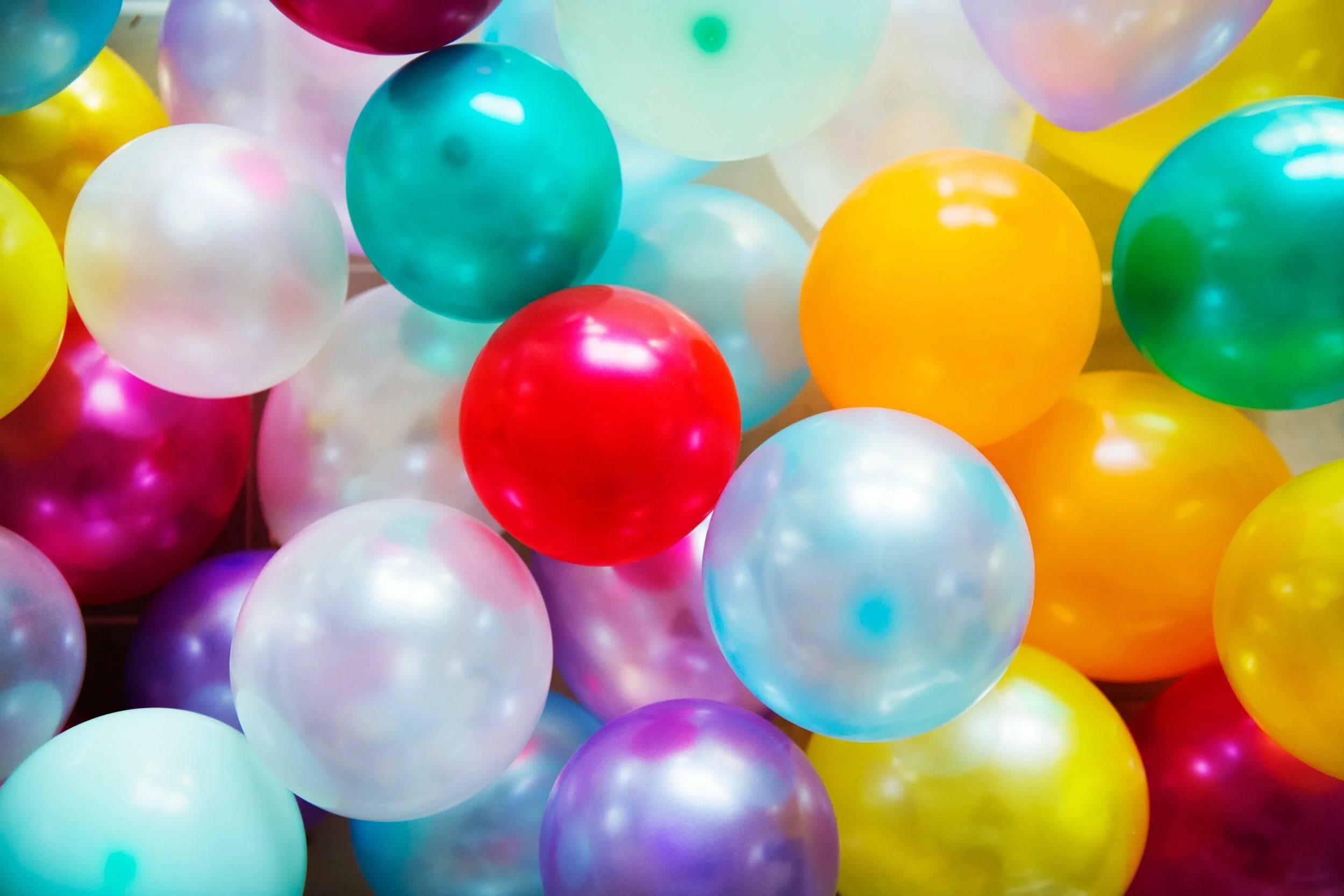 Разноцветные шарики воздушные. Разноцветный шар. Яркие воздушные шары. Праздничные разноцветные шары.