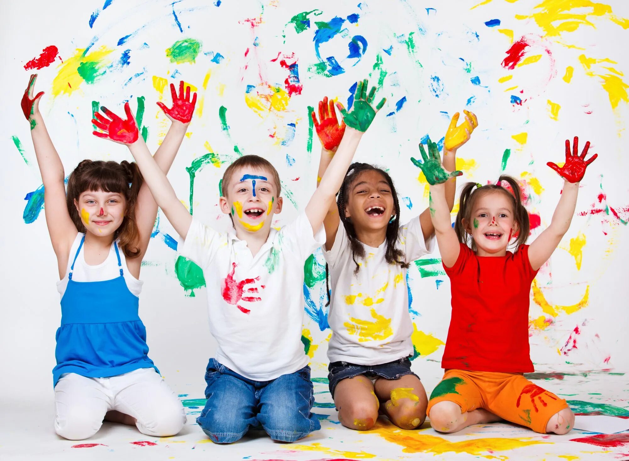 День защиты детей руки. Радостные дети. Детское творчество. Краски для детей. Счастливый ребенок.