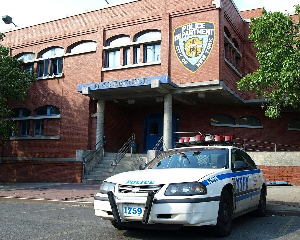 Полицейский участок Америка NYPD. Департамент полиции Нью-Йорка здание. Полицейский участок США здание. Номера телефонов полицейских участков