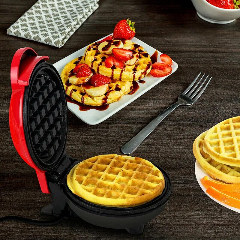 Electric waffle maker plus. Mini waffle maker. Вафли в мини вафельнице. Вафли круглые. Мини вафельница электрическая.