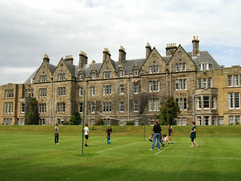 State school in britain. Школа сент Эндрюс Англия. Колледж в Шотландии. Сент Леннокс школа. Школы в Англии.