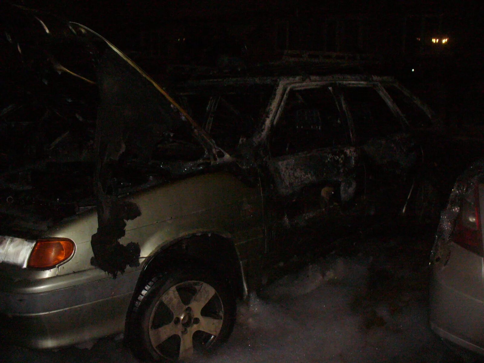 горелая ваз 2114. в набережных челнах сгорели машины. сгоревшая 2114. горящая ваз 2114. сгоревшая ваз 2114 зимой.