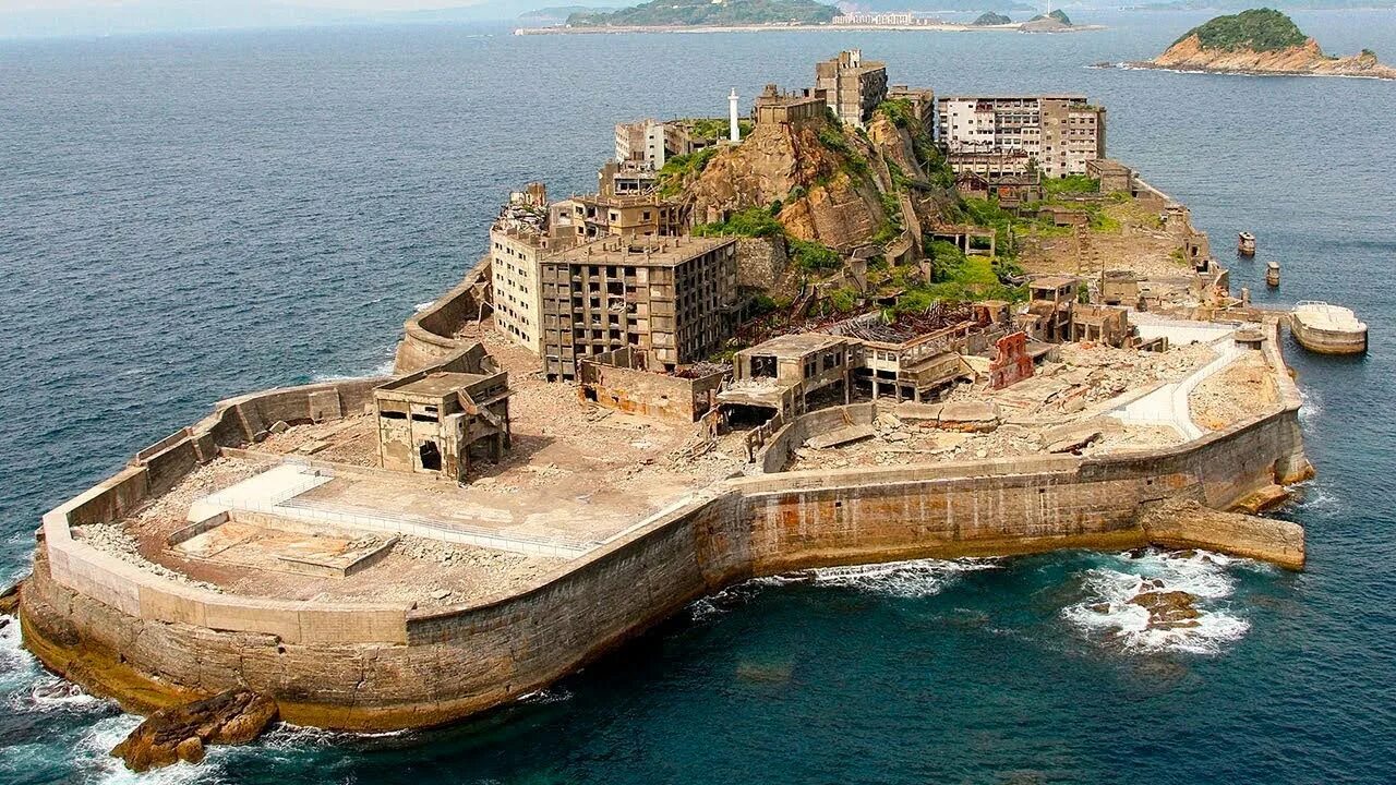Город призрак гункандзима япония. Дом на острове хасима. Покинутые острова. Гункандзима город-призрак. Остров ганкаджима япония.