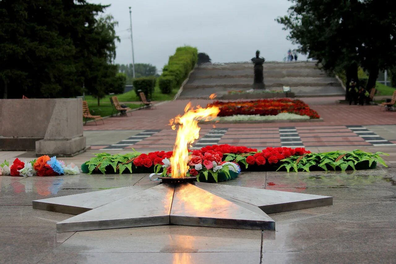 Маленький вечный огонь. Мемориал вечный огонь. Мемориал вечный огонь славы Иркутск. Вечный огонь город Иркутск. Памятник вечный огонь в Иркутске.