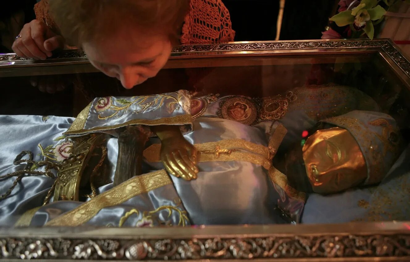 Мощи матушки засимы. Матрона московская святыня. Мощи иоанна русского на острове эвбея. Мощи святого доминика савио. К мощам матроны московской.