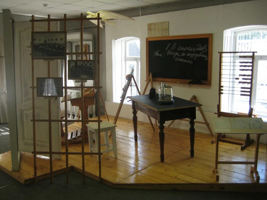 Дом циолковского в боровске. Циолковский константин эдуардович калуга для детей. Музей-квартира к. Дом-музей циолковского в боровске. Э.