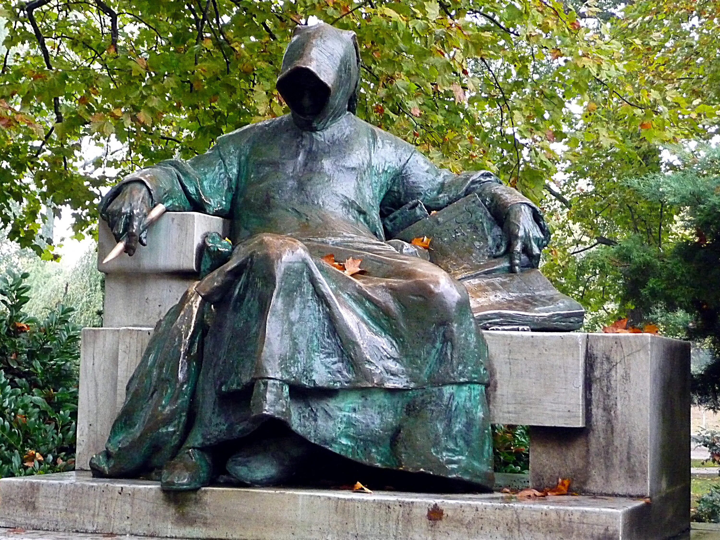 Мирон дискобол 5 в до н. Необычные памятники известным людям. Левитирующая живая скульптура секрет. Скульптура инвалида. Статуя анонимуса будапешт.