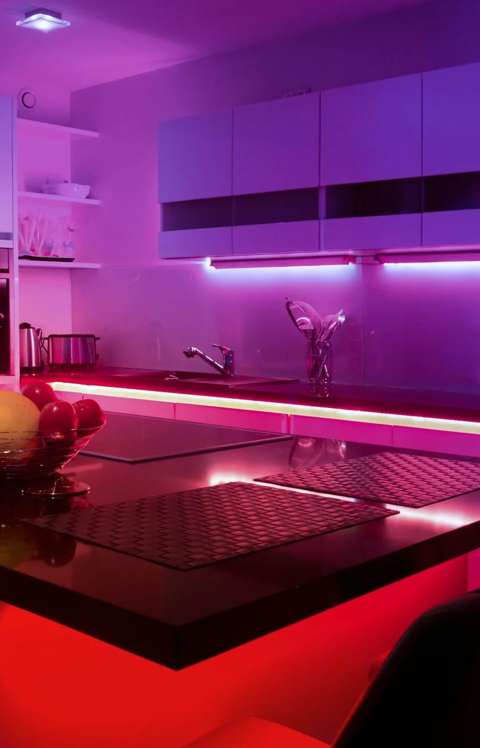 Кухня с подсветкой фото. Светодиодная лента на кухню. Фиолетовая РГБ подсветка. Неоновая подсветка кухни. Светодиодная лента в интерьере.