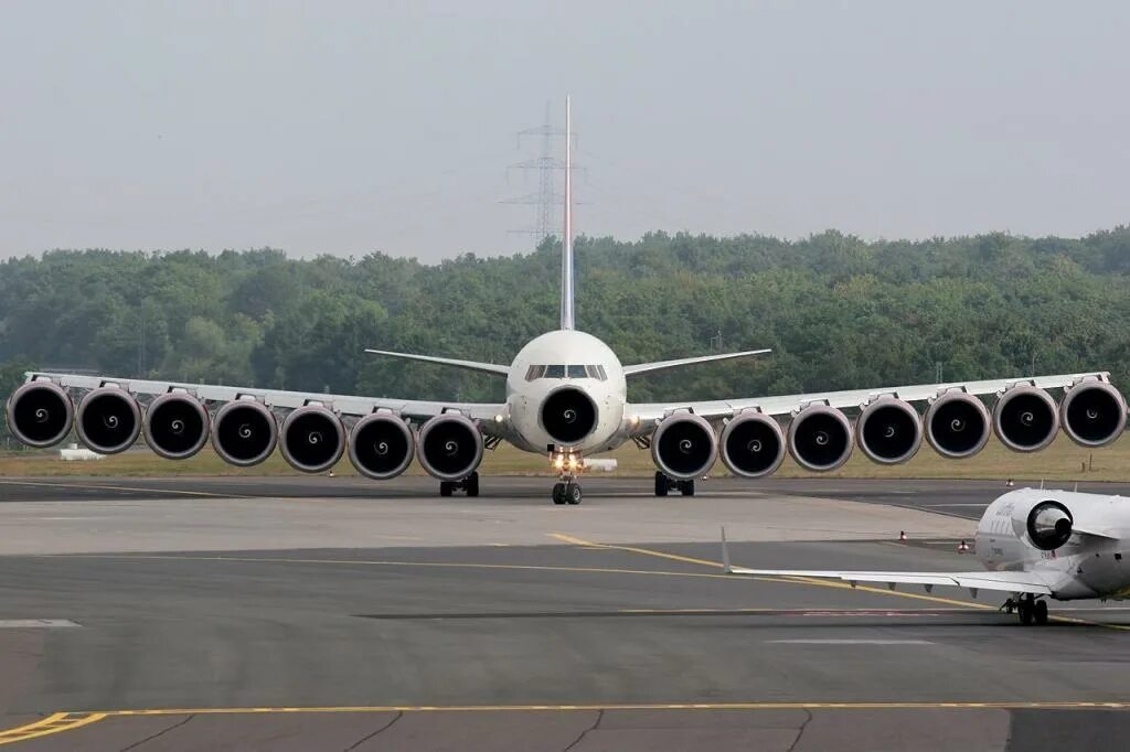 было три самолета. двухмоторный истребитель таирова. боинг 747 посадка. много истребителей. боинг 747 взлет.