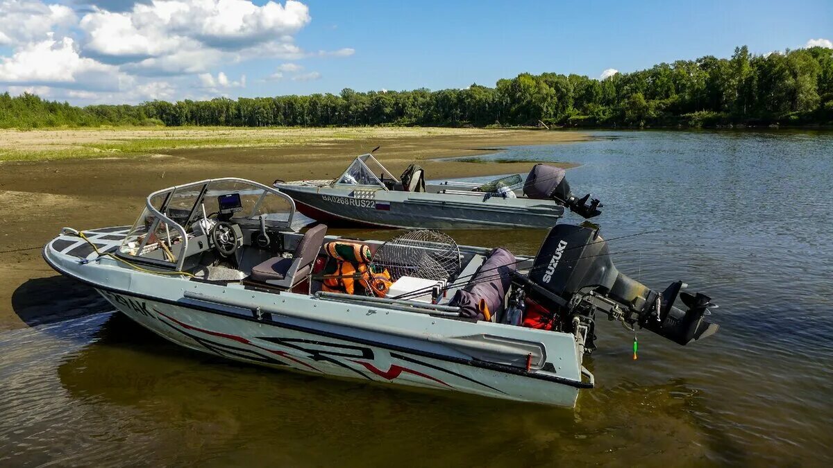 Две одинаковые моторные лодки. Моторная лодка прогресс 2м. Лодка 44 неман 2. Лодка крым. Моторные лодки ссср.