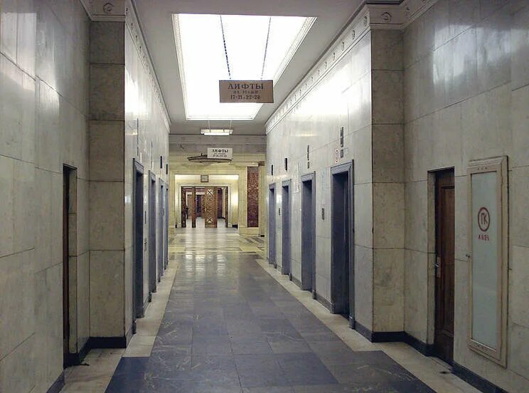 Лифт в здании мгу. Главный корпус мгу внутри. Лифты гз мгу. Лифты в мгу. Коридор гз мгу.