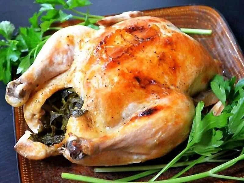 Курица целиком в мультиварке рецепты. Жареная курица в мультиварке. запеченная курица в мультиварке. курица в мультиварке целиком. зажаренная курица в мультиварке.