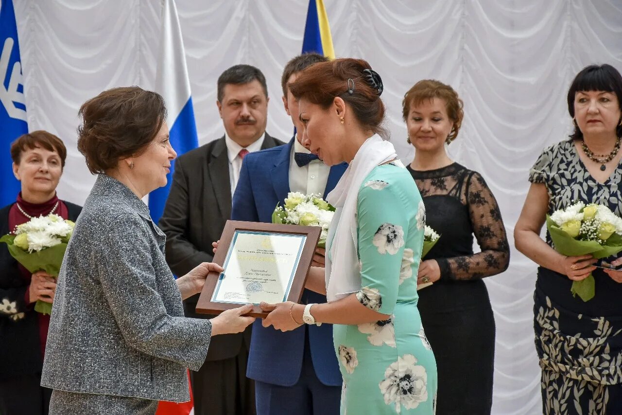 Награждение медработников. С днем награждения. Церемония награждения день медиков. Награждение медицинских сотрудников.