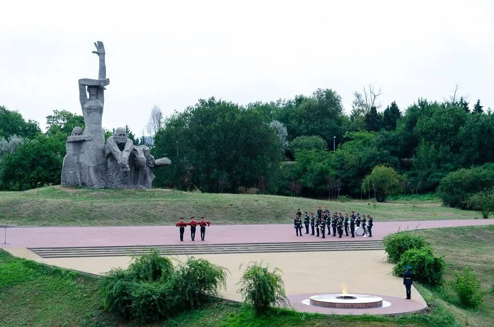 Змеевская балка ростов на дону. Памятник Змиевская балка в Ростове на Дону. Змиевская балка Ростов на Дону 1942. Мемориальный комплекс жертвам фашизма «Змиевская балка». Мемориал жертвам фашизма Змиевская балка Ростов на Дону.