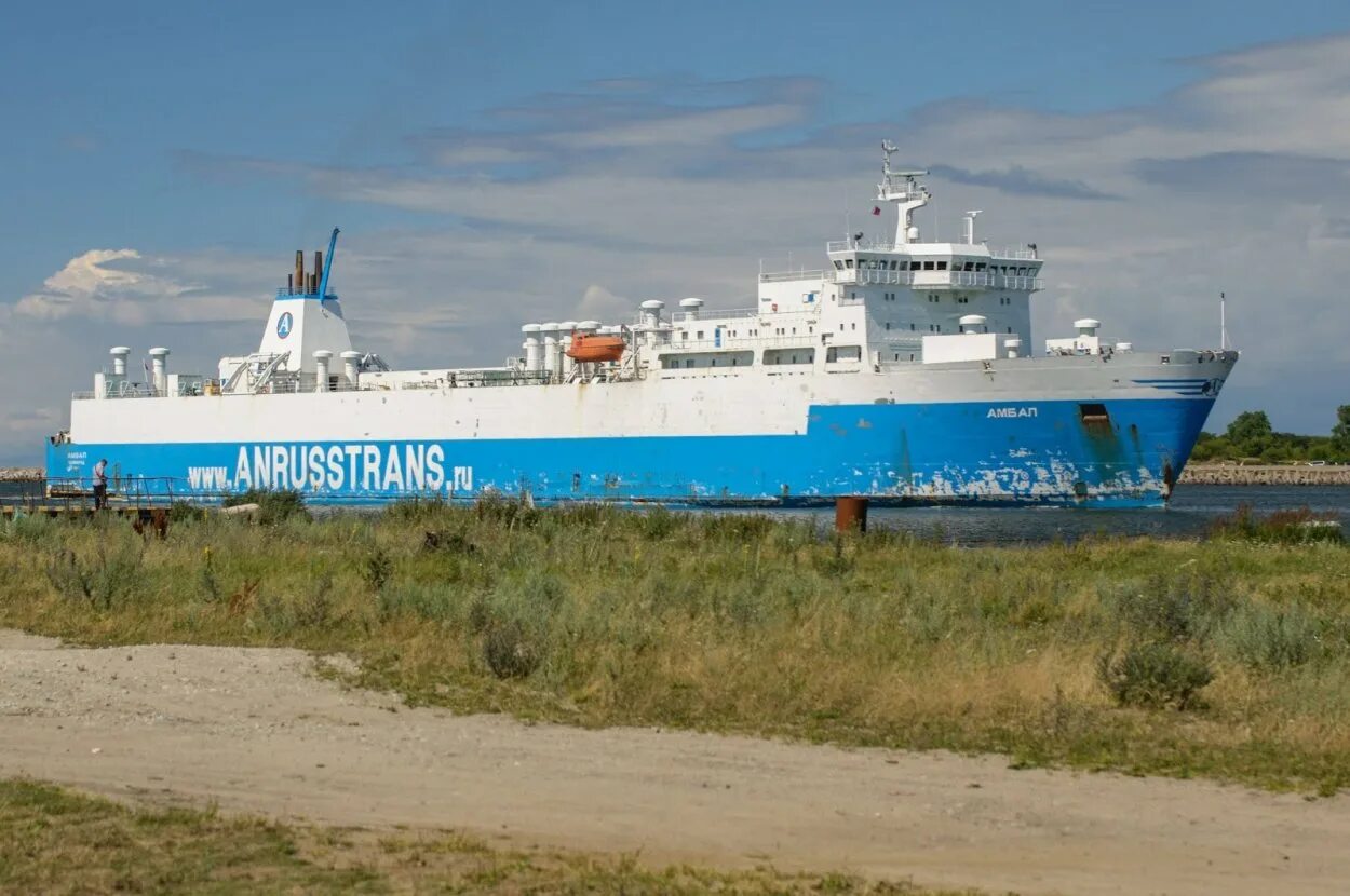 Паром амбал усть луга. Где находится паром амбал. Амбал судно калининград. Теплоход амбал. Корабль амбал калининград.