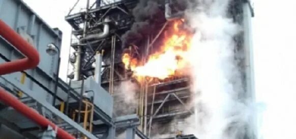 Комсомольский НПЗ. Пожар на заводе Роснефти. НПЗ Комсомольск на Амуре. Пожар на КНПЗ, Комсомольск-на-Амуре, 2007.