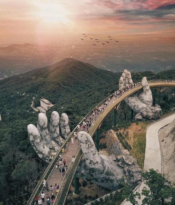 Невероятные горы. Дананг мост. Дананг Вьетнам. Золотой мост в Дананге. Мост в Дананге Вьетнам.