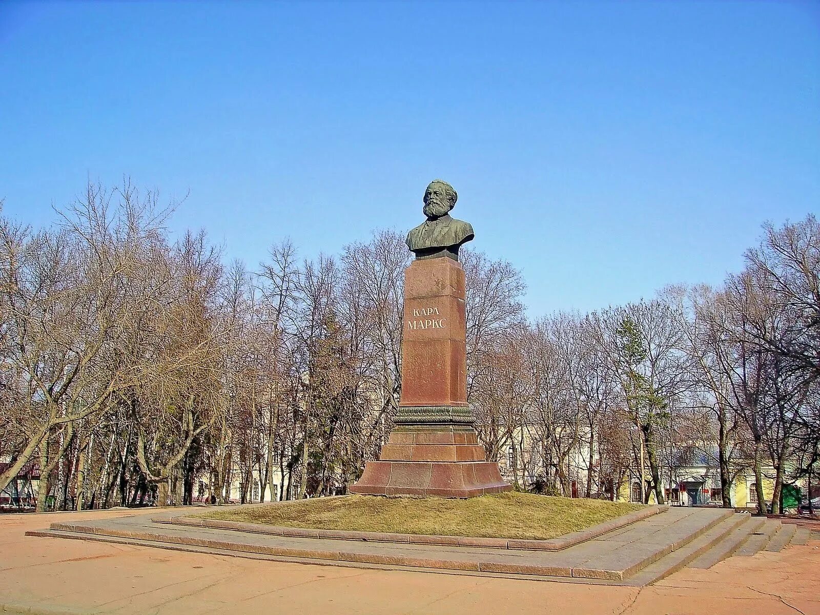 Памятник лермонтову в пензе. Маркс пенза. Памятник карлу марксу пенза. Памятник карлу марксу пенза. Памятник карлу марксу пенза улица.
