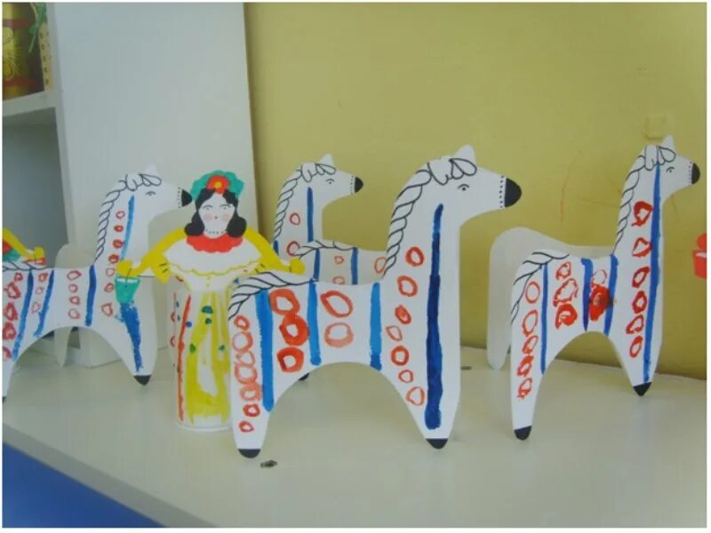 Аппликация матрешка в подготовительной группе. Матрешка в подготовительной группе. Детям о дымковской игрушке старшая группа. Декоративно-прикладное искусство в детском саду. Народные поделки.