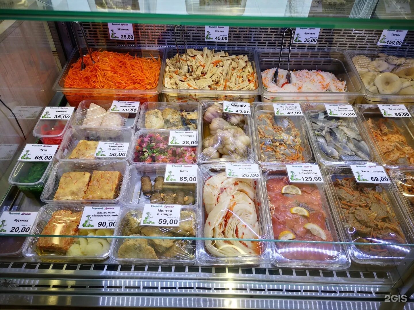 Музыкальный театр кузбасса кемерово. Кафе корейской кухни. Девушка с розовыми линзами. Ассортимент корейских салатов. Железнодорожный вокзал кемерово.