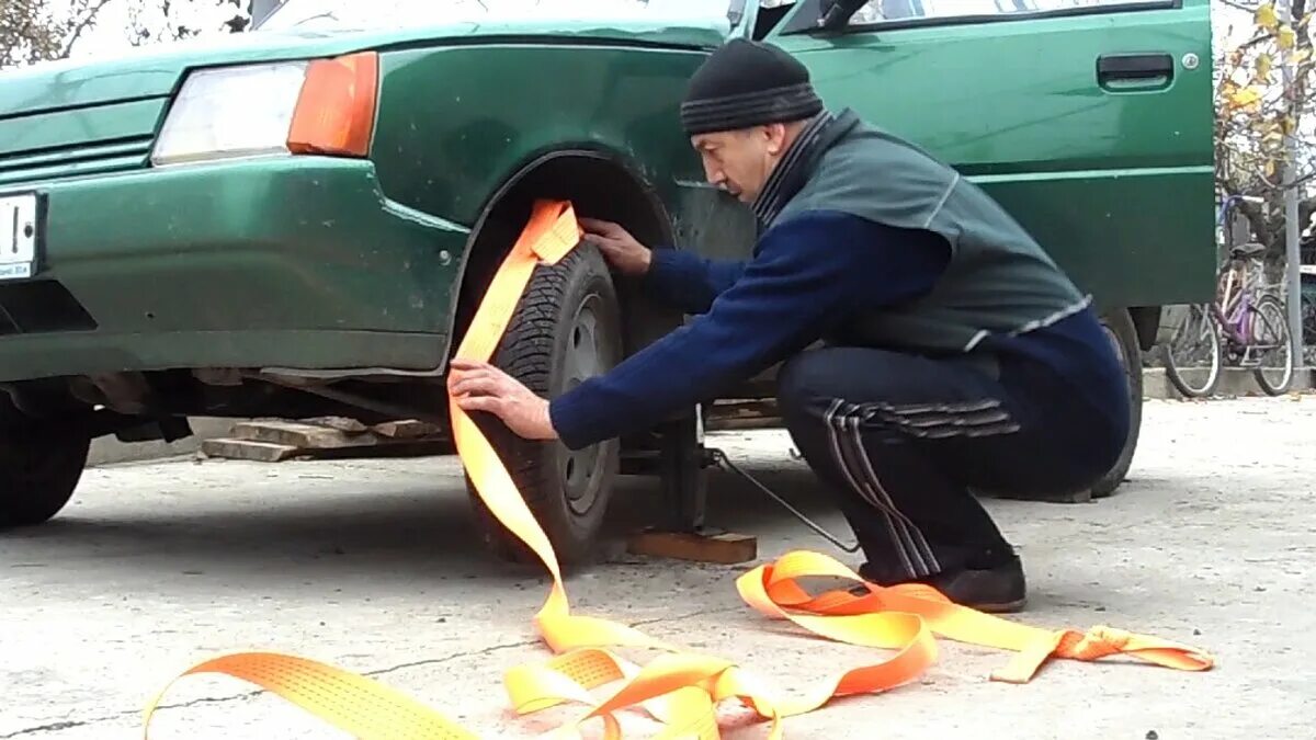 Машину с толкача. Люди толкают автомобиль. Как завести авто с толкача. Как завести авто с толкача. Порядок прикуривания автомобиля.