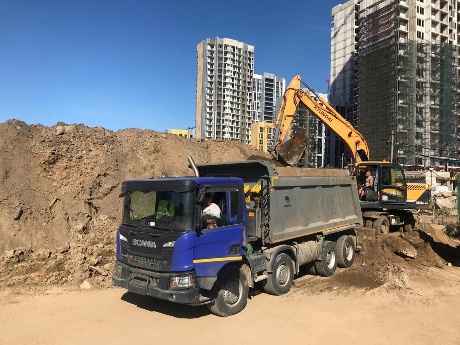 Вывоз грунта. Самосвал грунта. Камаз 20 кубов грунта. Погрузка грунта экскаватором в самосвал. Отсыпка участка гранитом.