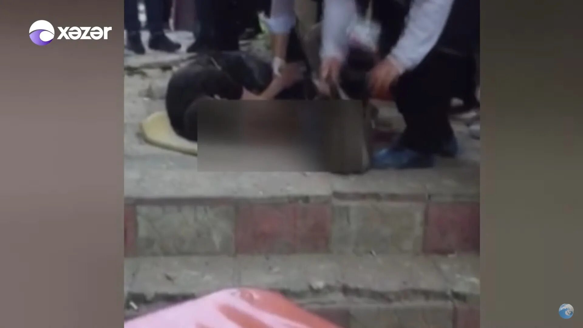 В Баку на голову ребенка упал камень. Падение камня на голову. Ребёнок упал на камни ногой.